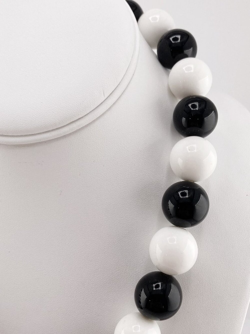 VINTAGE Chunky black and white plastic gumball bead necklace Halloween jewelry - Picture 6 of 10
